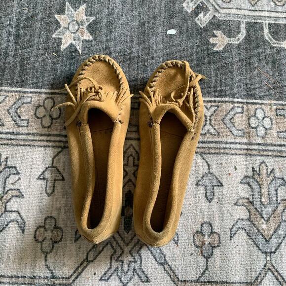 Minnetonka Moccasin Shoes Size 7.5 Tan - Picture 3 of 4